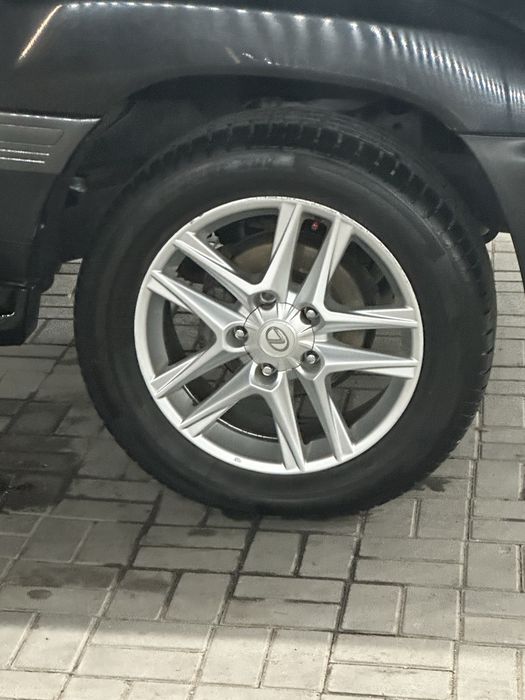 Диски с резиной на Лексус 570