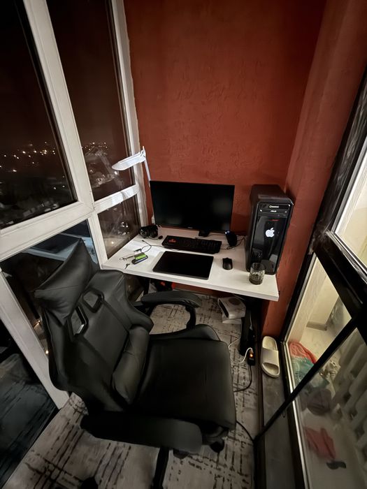 Компьютер вместе со столом и креслом