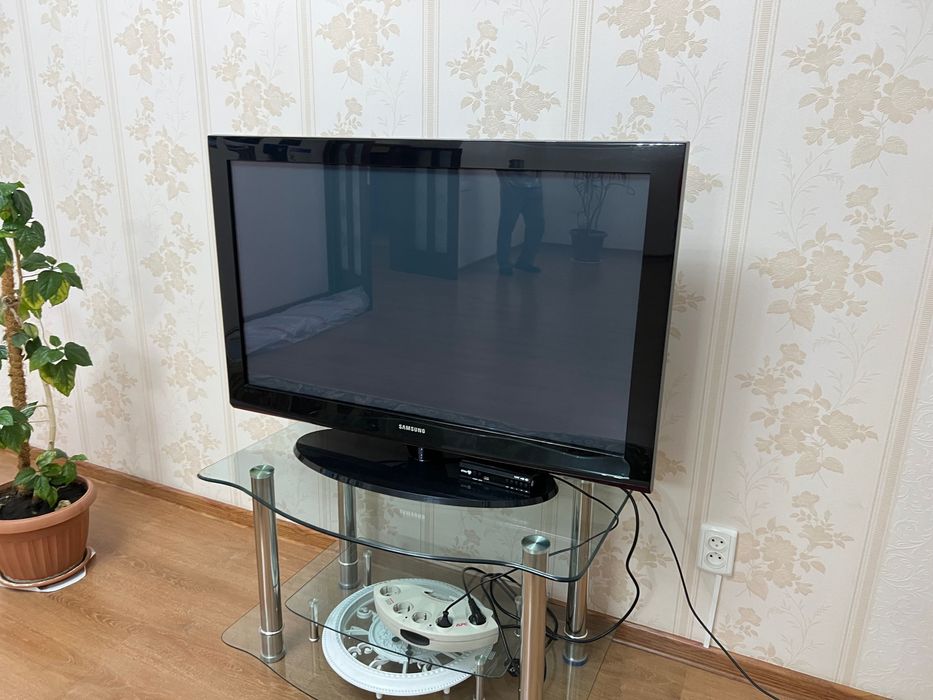 Продам телевизор Samsung с подставкой
