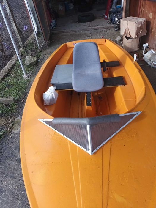 Продавам лодка от стъклопласт