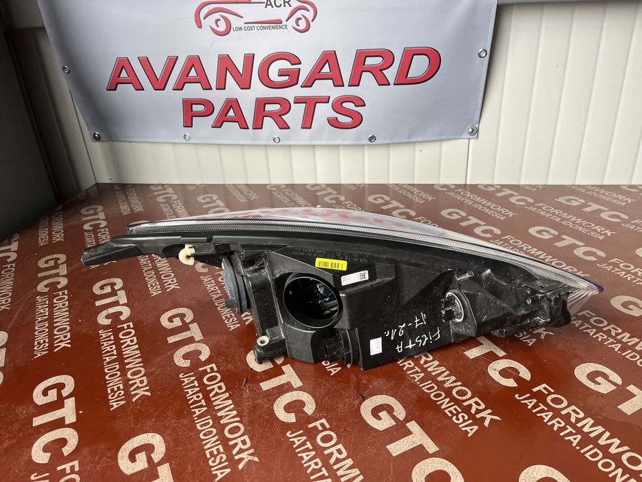 2 броя Фар Ford Fiesta 2020г