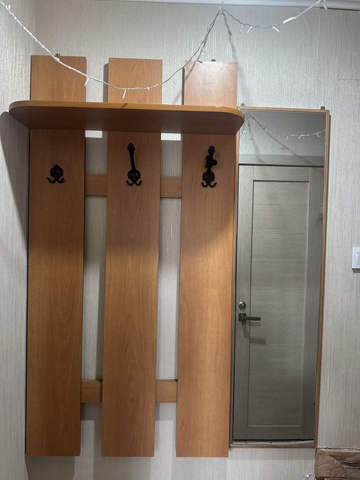 Продам в прихожую зеркало и вешалка