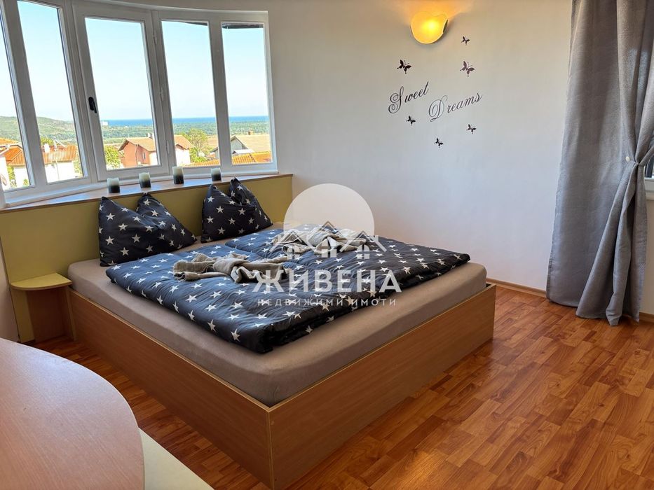 Продава триетажна обзаведена къща в с.Рогачево, площ 300 кв.м