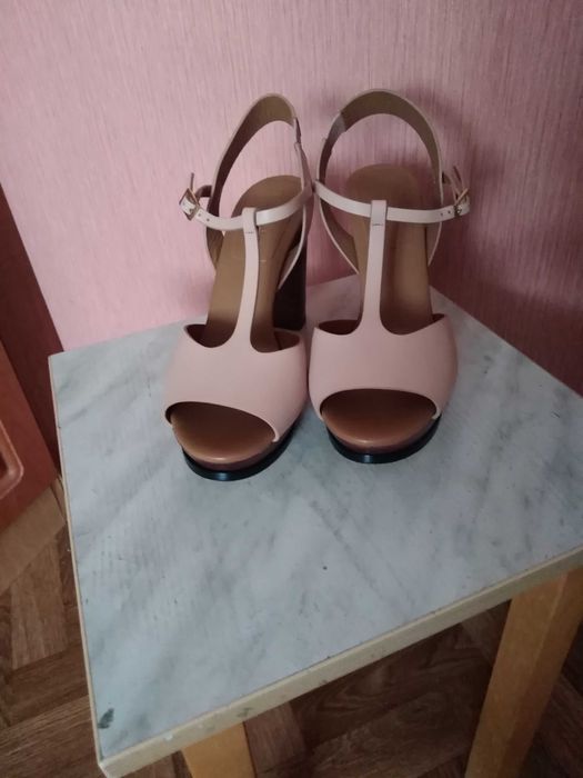 Женская обувь 38.