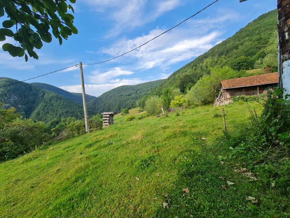 Teren de vânzare cu casă în Apuseni
