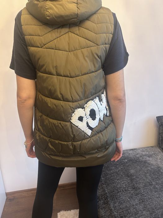 Елек цвят каки с емблема