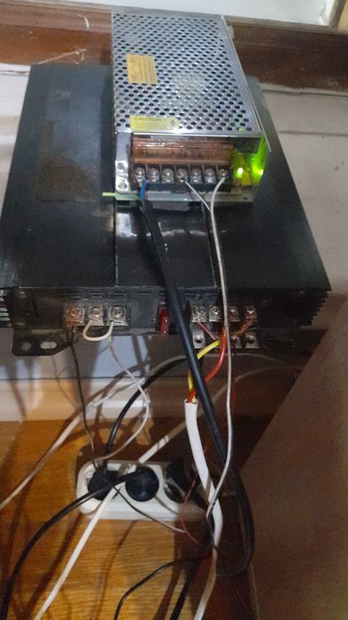 Продам саб с Усилителем с блоком питания 12 вольт