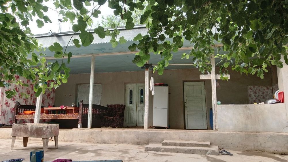 Участка, уч хонали уй, терассаси билан. Молхонаси бор. Теплица 2та