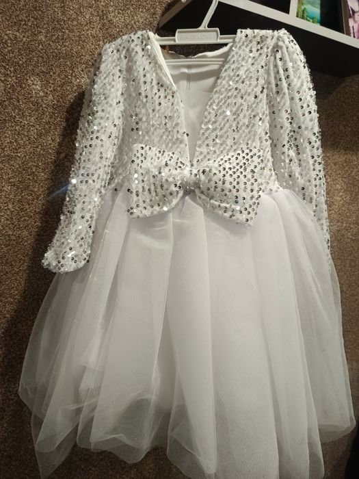 Продам платье на девочку 6 лет размер 32