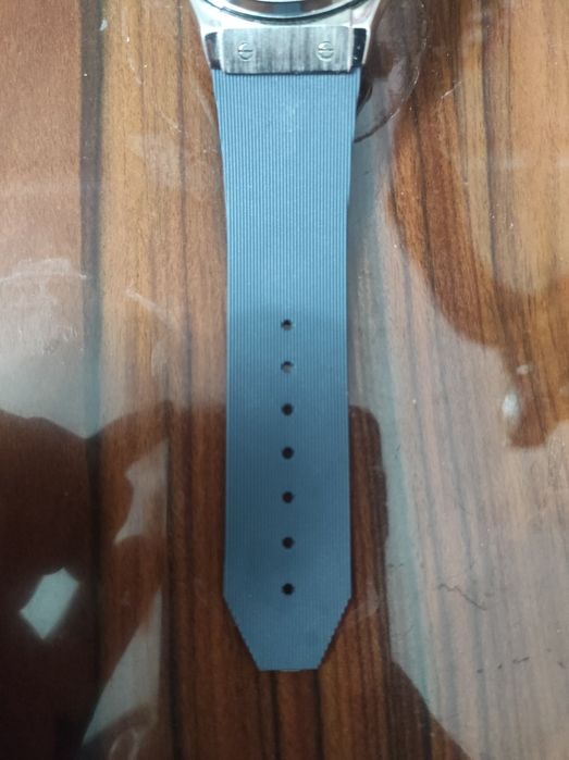 Hublot soat sotiladi