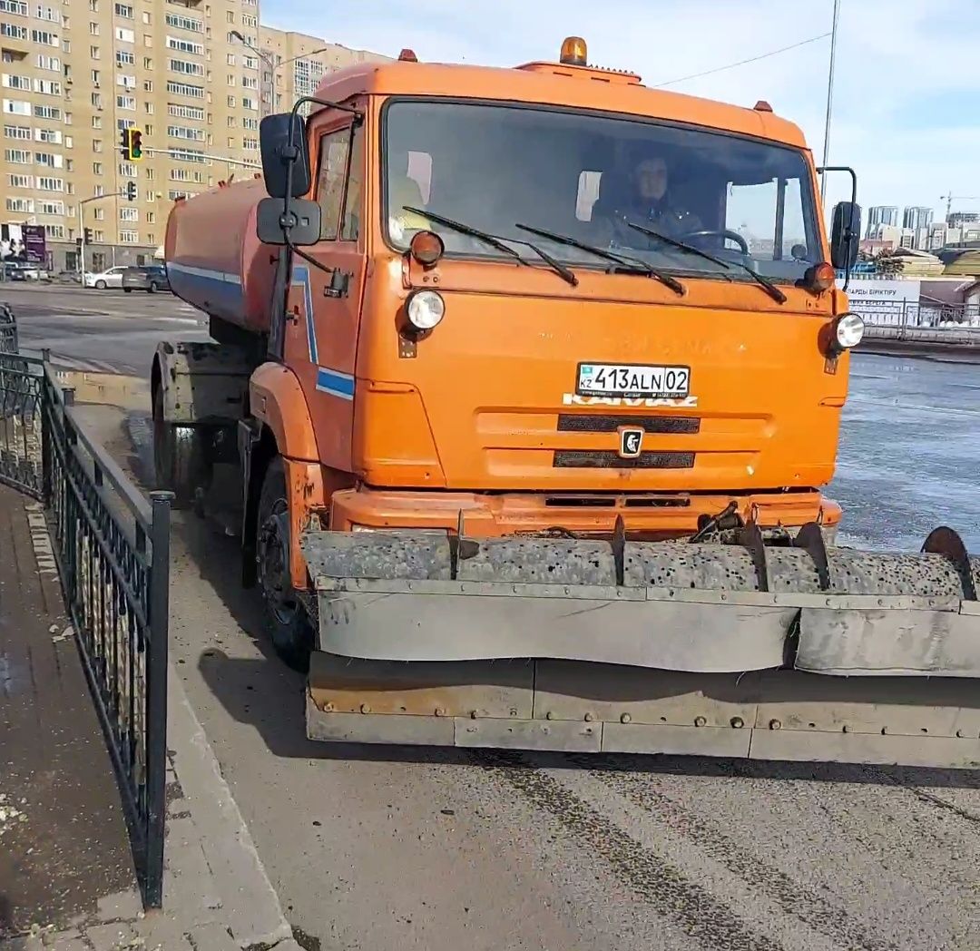 Поливомоечный машины. Уборка территории от грязи и.т.д. Доставка воды. -  Прочие услуги Астана на Olx