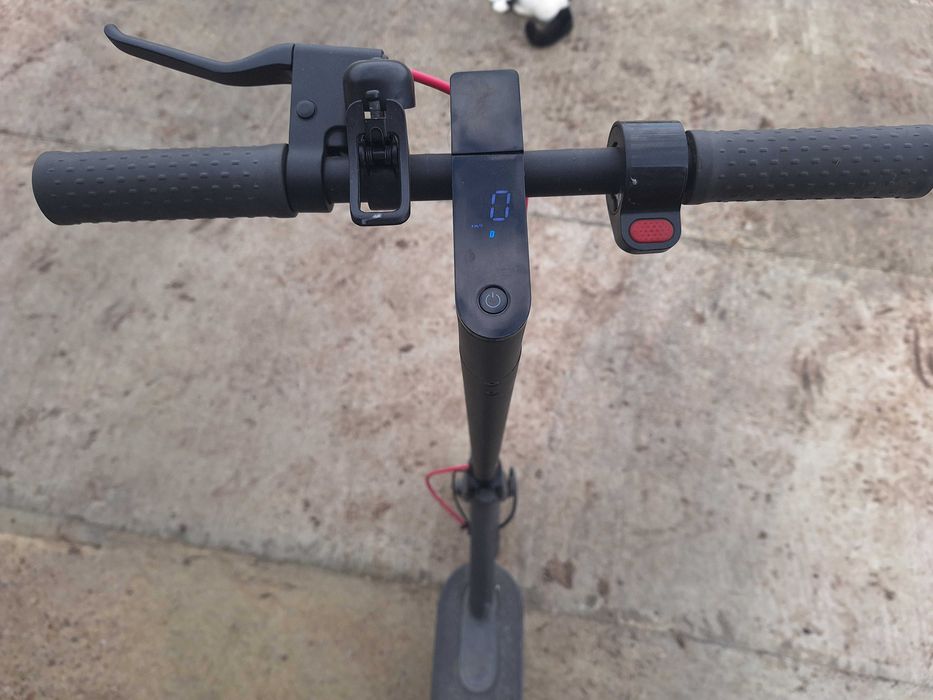 Vând trotinetă electrică.