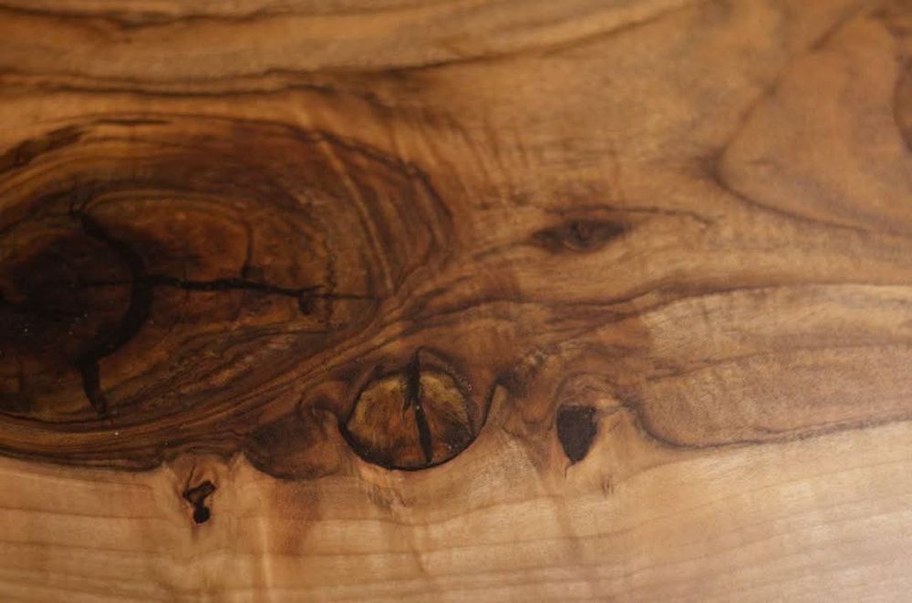 Дизайнерска орехова маса и епоксидна смола