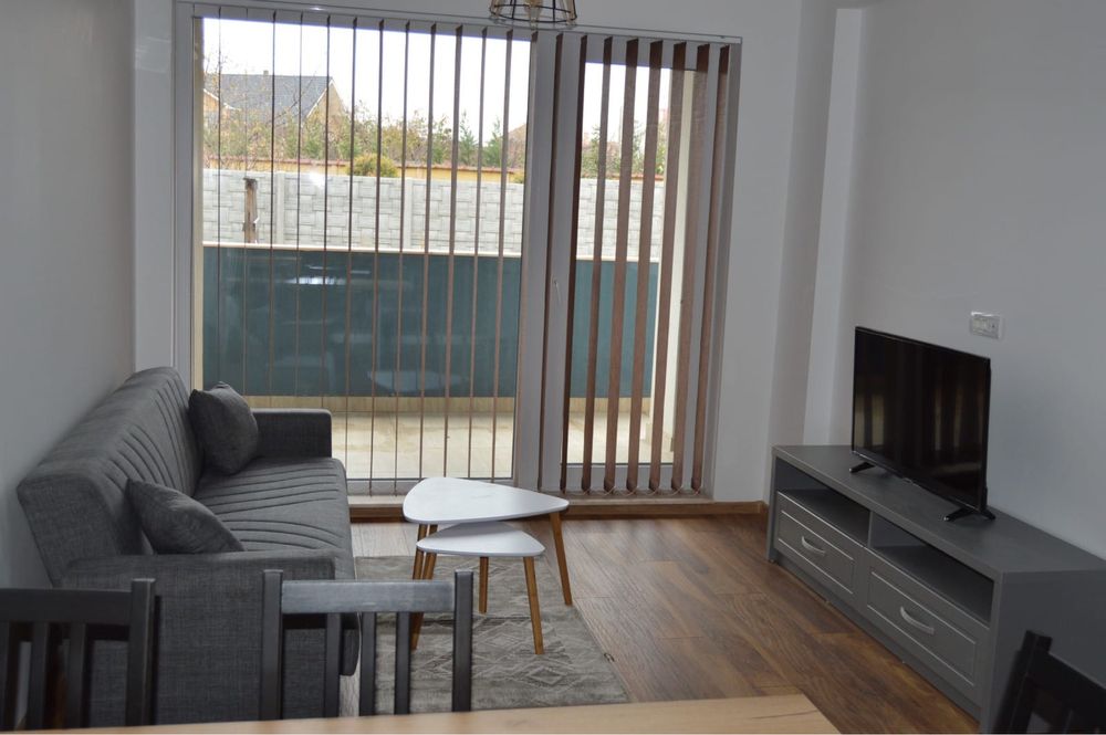 Vand apartament utilat mobilat .