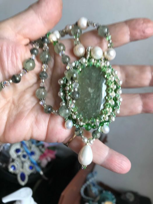Colier si cercei handmade cu peridot caboson, peridot marele, perle naturale mari ,perle  Swarovski mici.argint