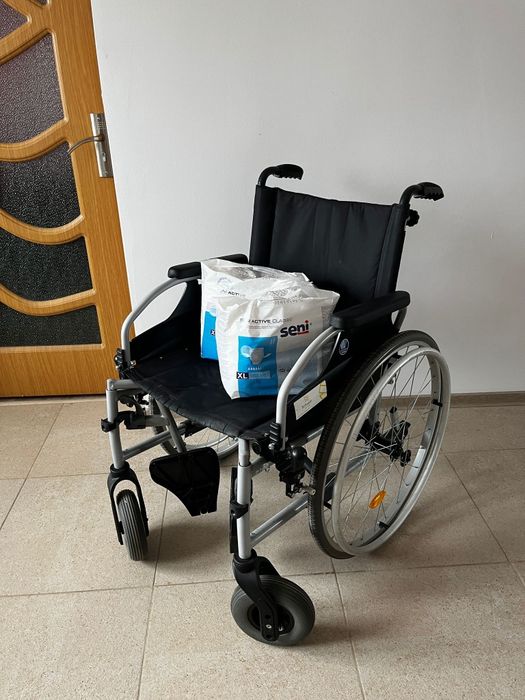Cărucior cu rotile/fotoliu rulant pentru persoane cu handicap