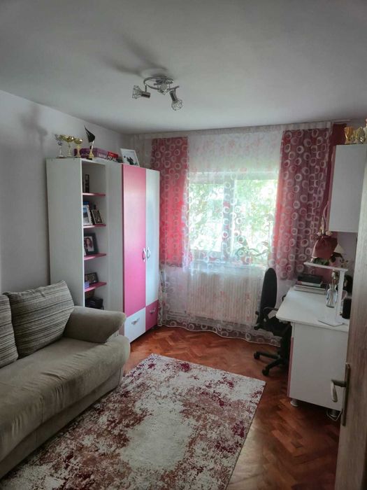 Vand apartament cu 3 camere