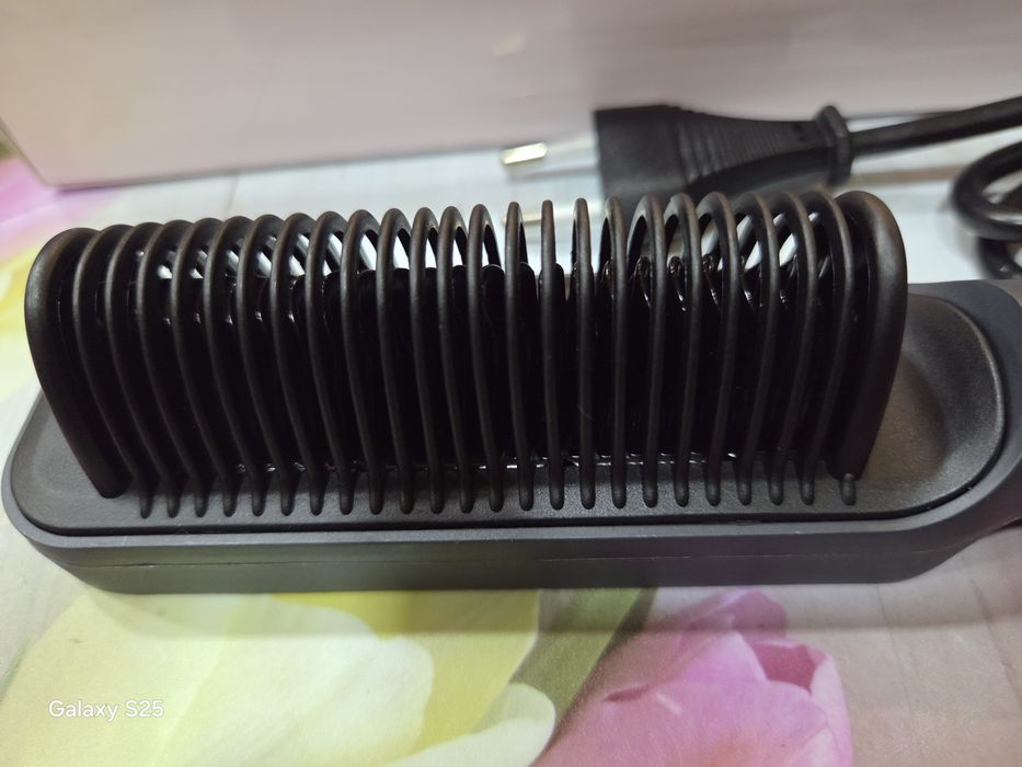 Четка /гребен за изправяне на коса. Подарък четка за коса.
