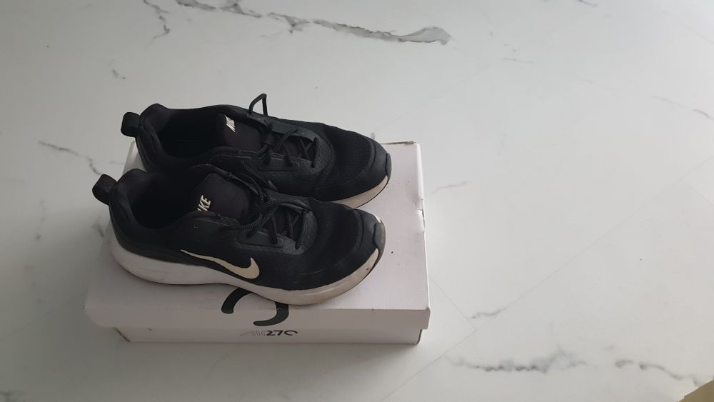 Оригинални маратонки nike TEAM HUSTLE D 11