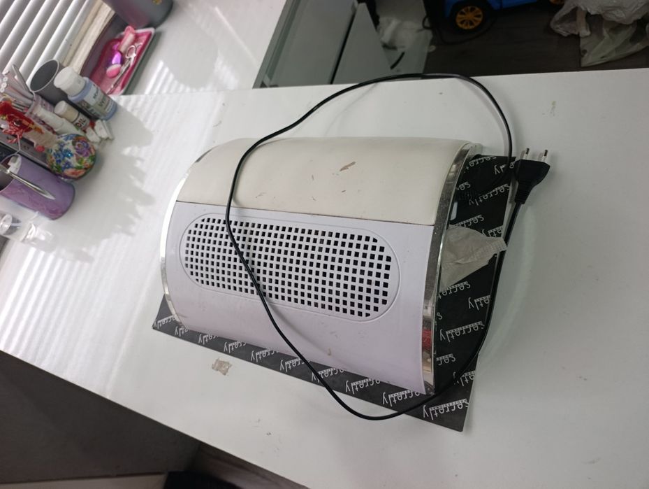 Бюро с оборудване за маникюр