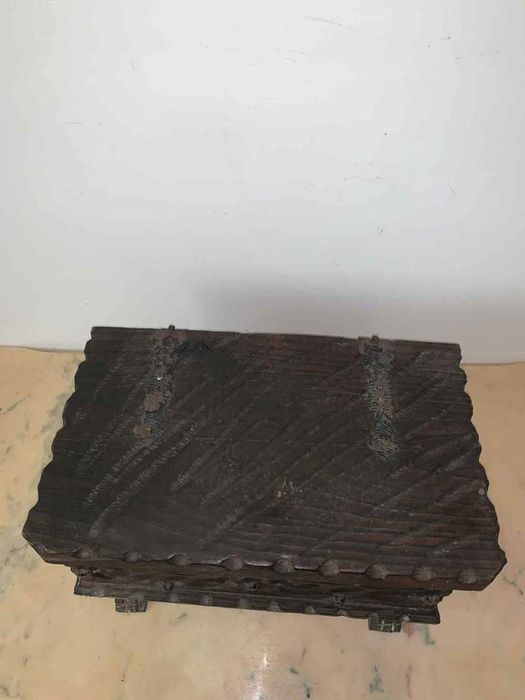 Mini cufar din lemn masiv sculptat manual