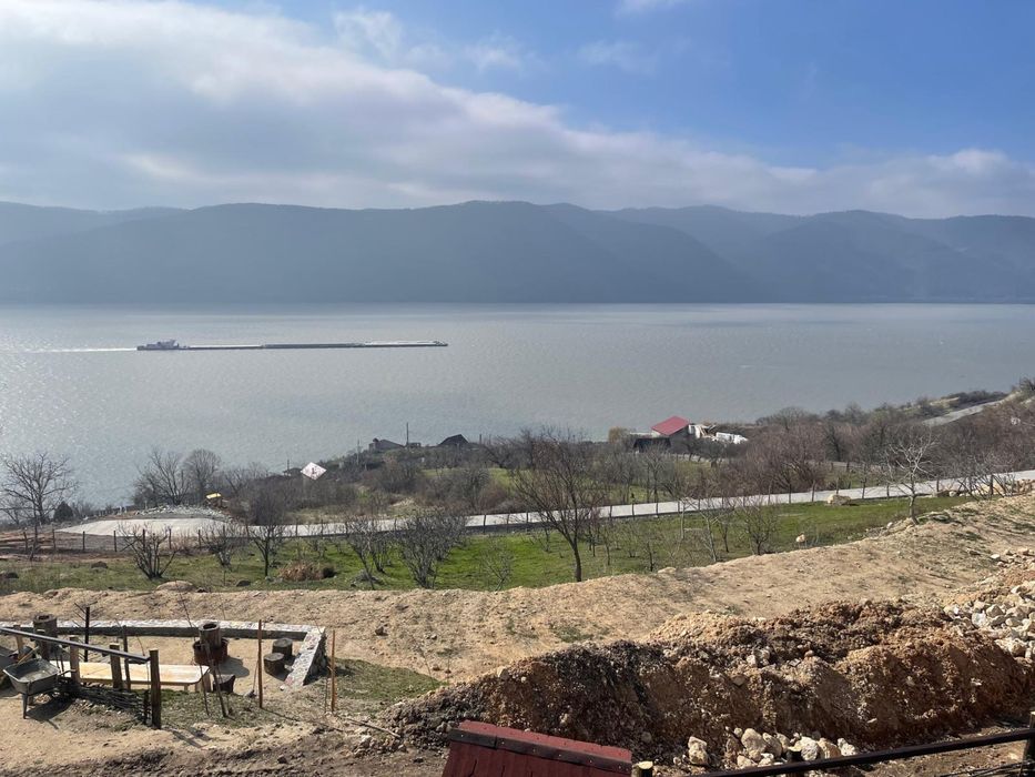 Teren intravilan 6.424 mp – Svinița, vedere la Dunăre, utilități complete, acces asfalt