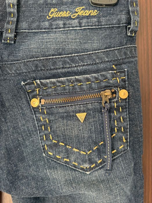 Дънки на марката GUESS