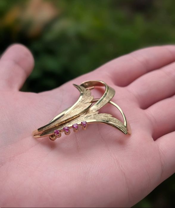 Veche brose din aur de 14K 585, cu pietre rosii rubine
