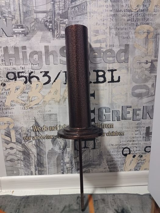 Металлическая ваза для улицы.