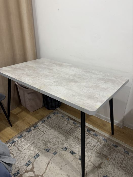 Обеденный стол в отличном состояний