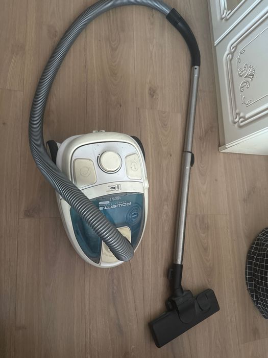 пылесос бренда Rowenta 1800 W