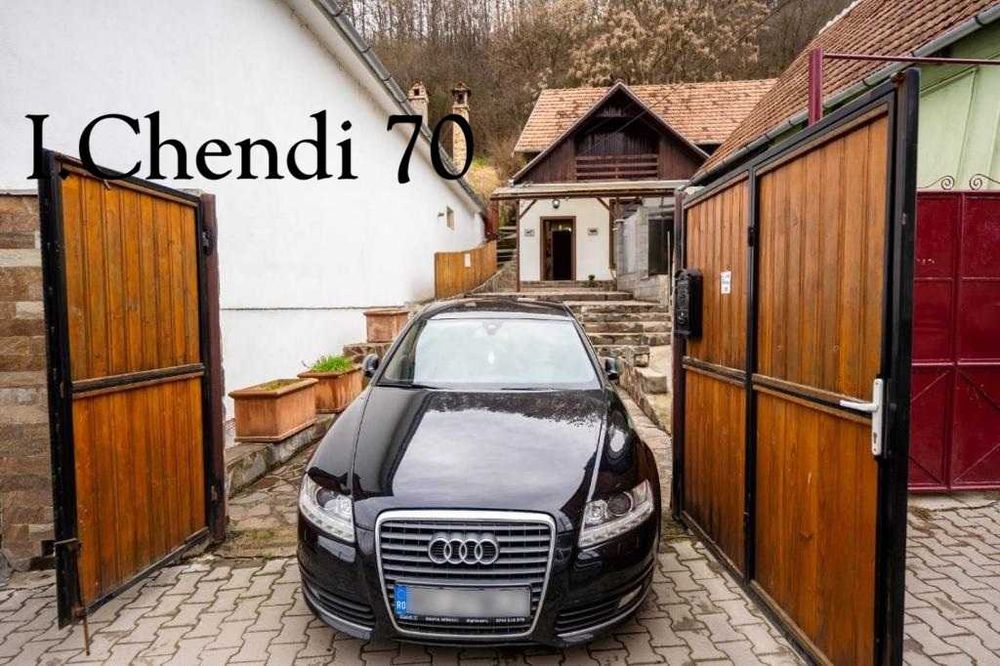 De vanzare douo case. Una pe Strada Canepii 55 - necesita renovare; cealalta, momentan in regim hotelier, pe Ilarie Chendi 70(poarta de lemn).