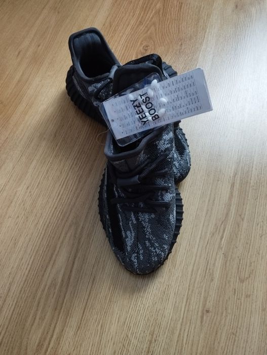 Adidasi Yeezy Boost