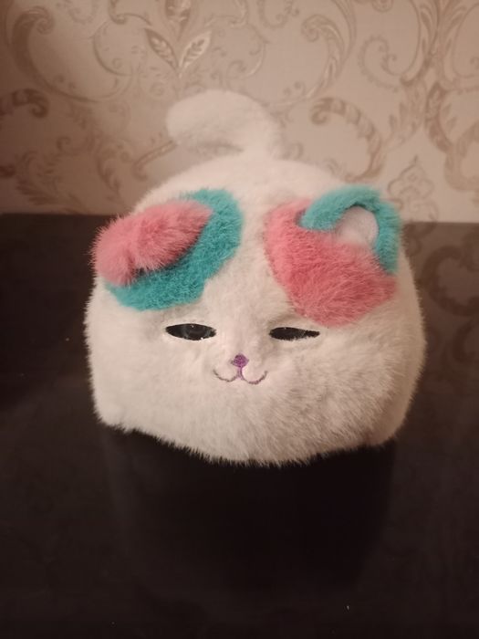 Продаю игрушечную пушистую кошку
