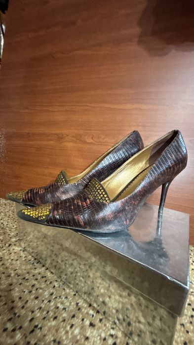 Туфли на каблуке с золотыми поедками