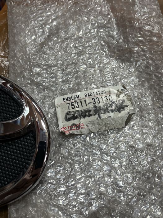 Значок эмблема решетки  камри 40-45