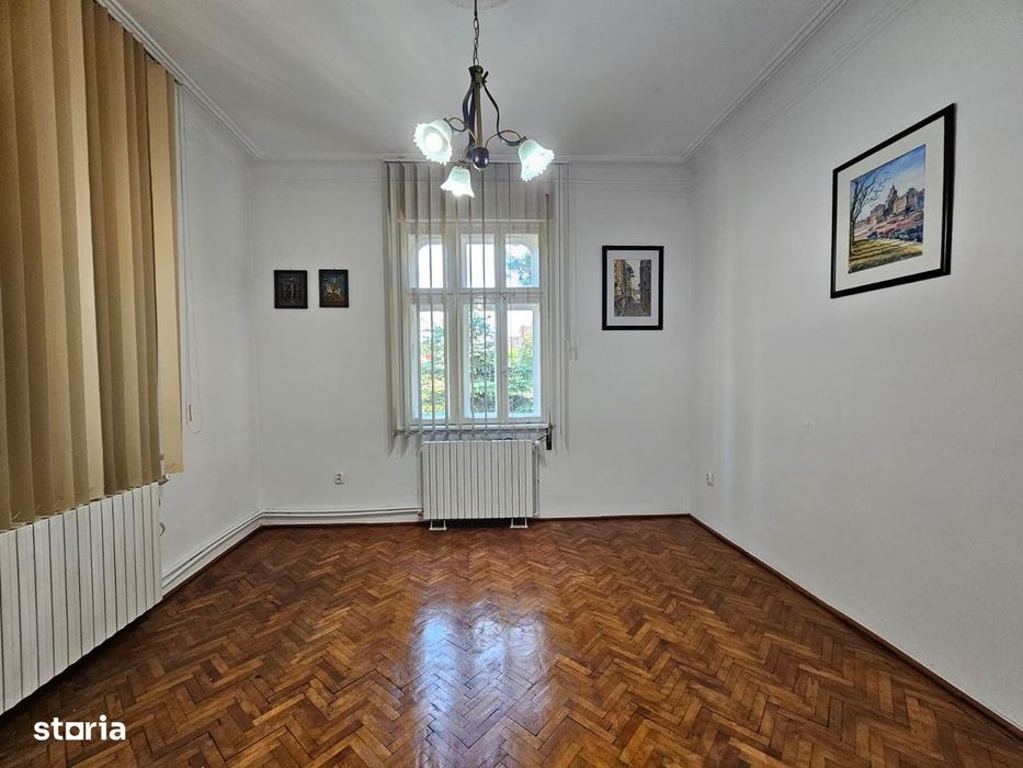 Casa eleganta cu tavane inalte si gradina superba