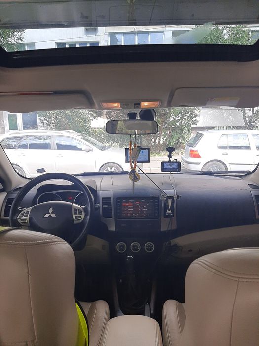 Продавам Mitsubishi Outlanderr