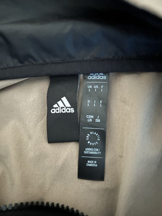 Оригинална Адидас ветровка размер L чисто нова