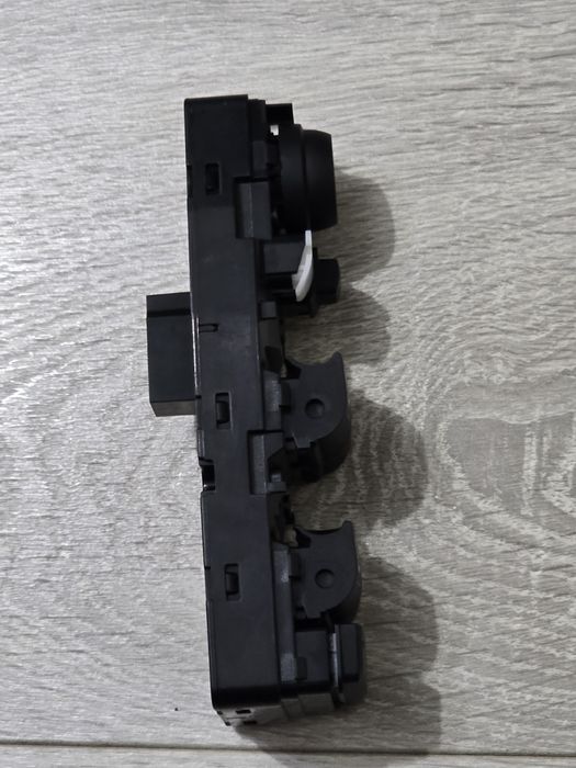 Buton geam electric stânga față BMW Seria 1 / X1 – OEM 61319208108