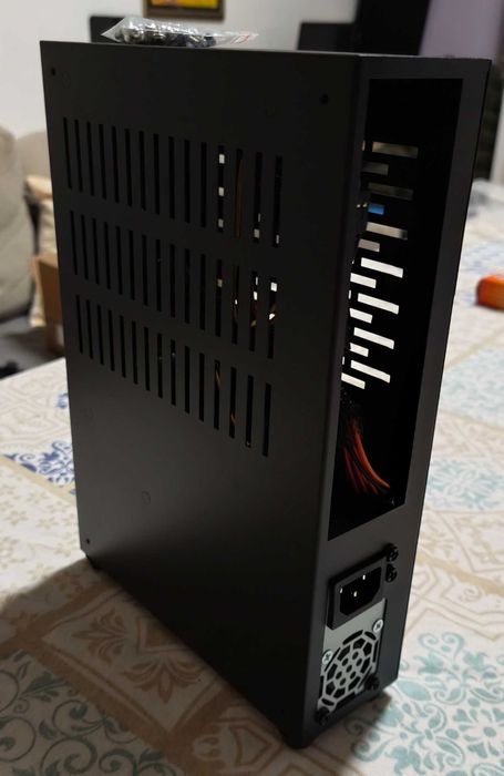 Компютърна кутия за Mini-ITX - със захранване