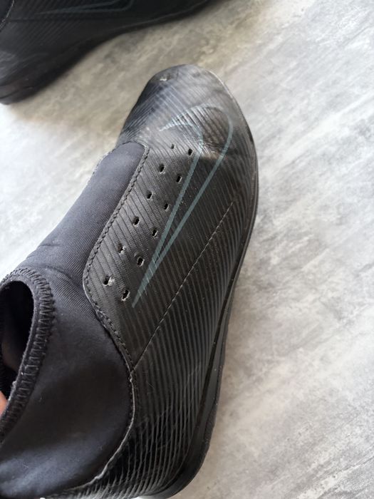 Футболни обувки Nike и Puma.