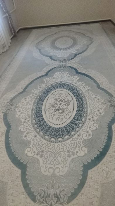 Ковёр в хорошем состоянии.