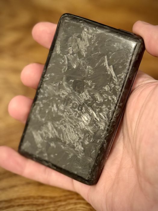 iPod Classic 6th – Custom UNIC, fibră de carbon