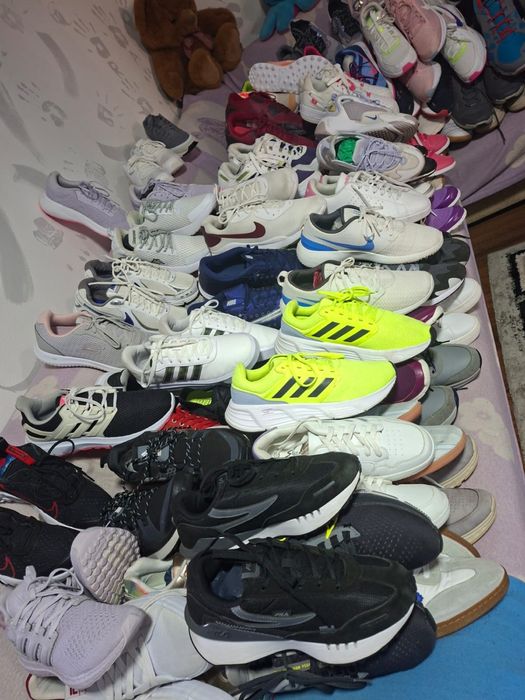 Vând angro 430 perechi de adidași calitate extra!