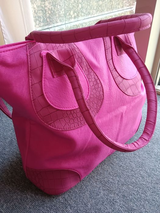 Много удобна дамска чанта, в която лесно ще съберете и ще откривате вс