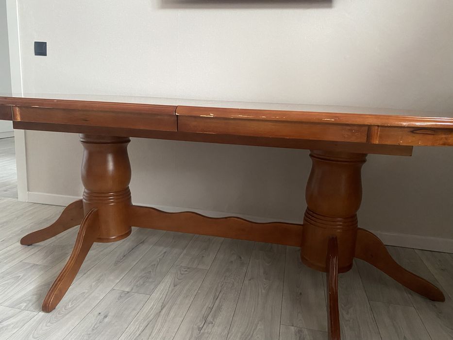 Стол со стульями для гостевой