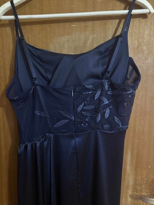 Тъмносиня, сатенена, дълга рокля