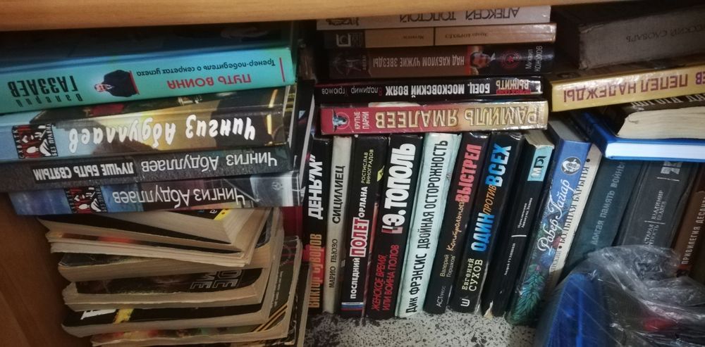 Продам книги, детективы современные.