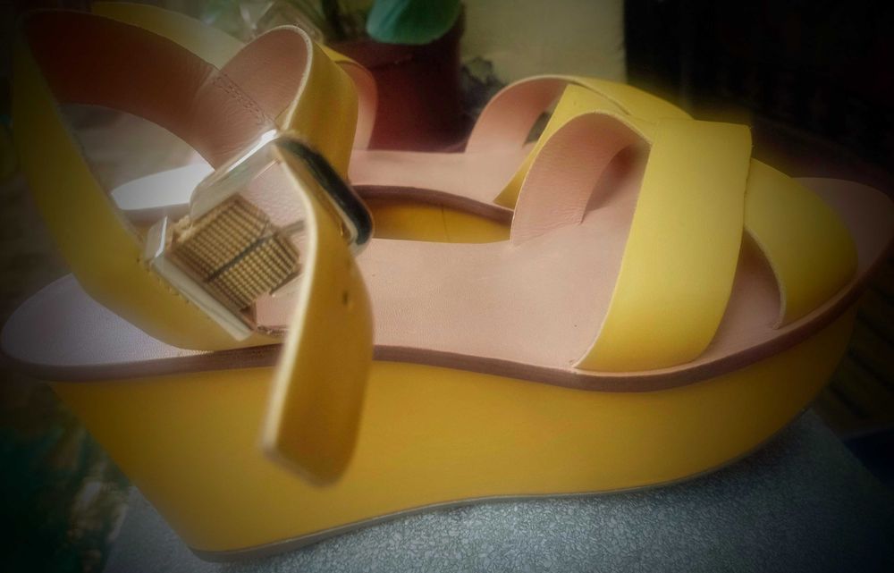 Sandale galbene cu platforma marca Minelli